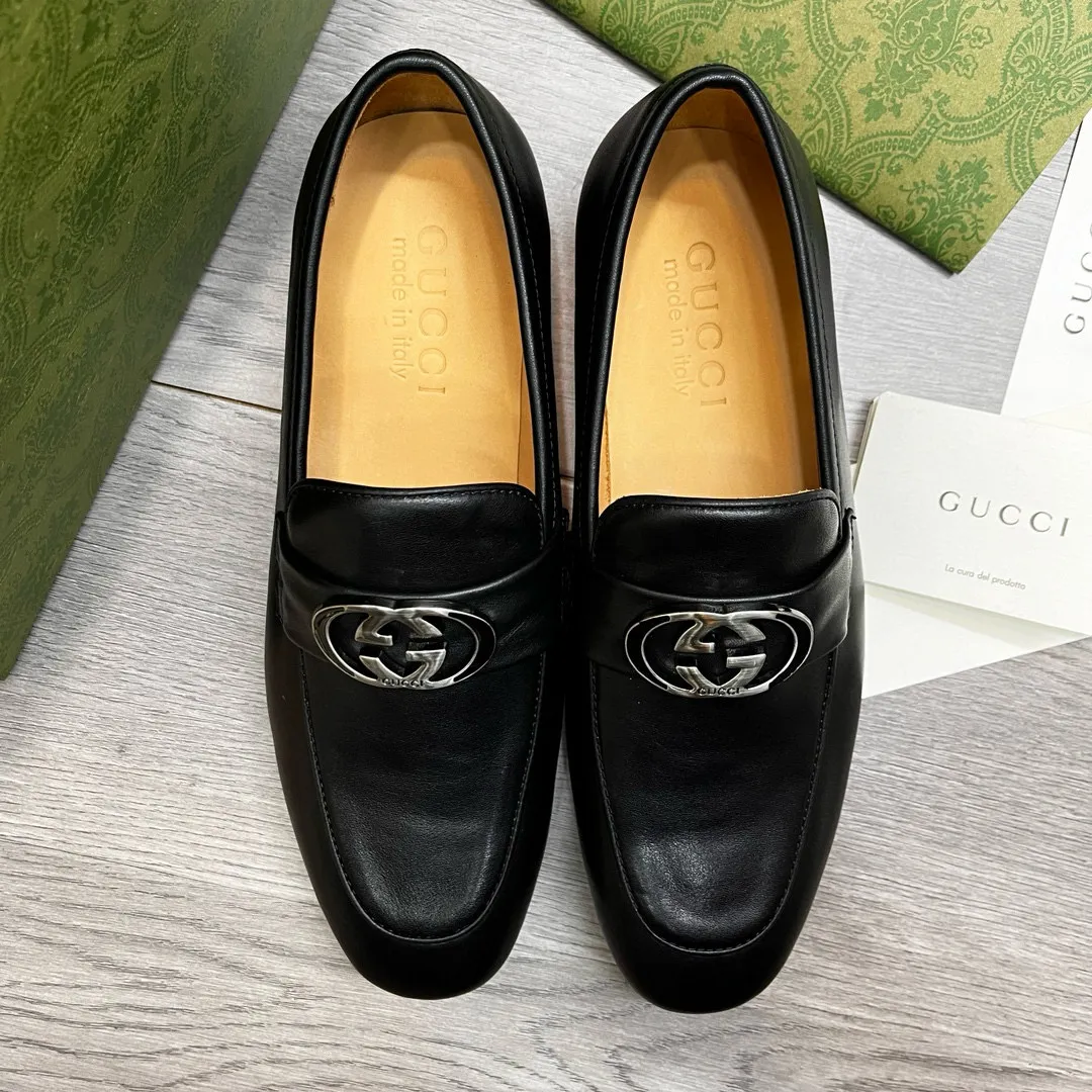 Ex-factory price: 480💰-(Gucci) men’s loafers! Genuine molded horsebit, a classic must-have for your shoe cabinet! The feet are particularly delicate! This Gucci original version is a set last, and we are consistent with the counter! Therefore, it is more comfortable in terms of last shape and comfort! Take it to the counter and compare at will! Good shoes are more than just what they make! But grasp the essence from the inside out! Material: Imported first-layer cowhide! Genuine leather outsole imported from Italy, size: 39-44 (38/45 customized, non-refundable)